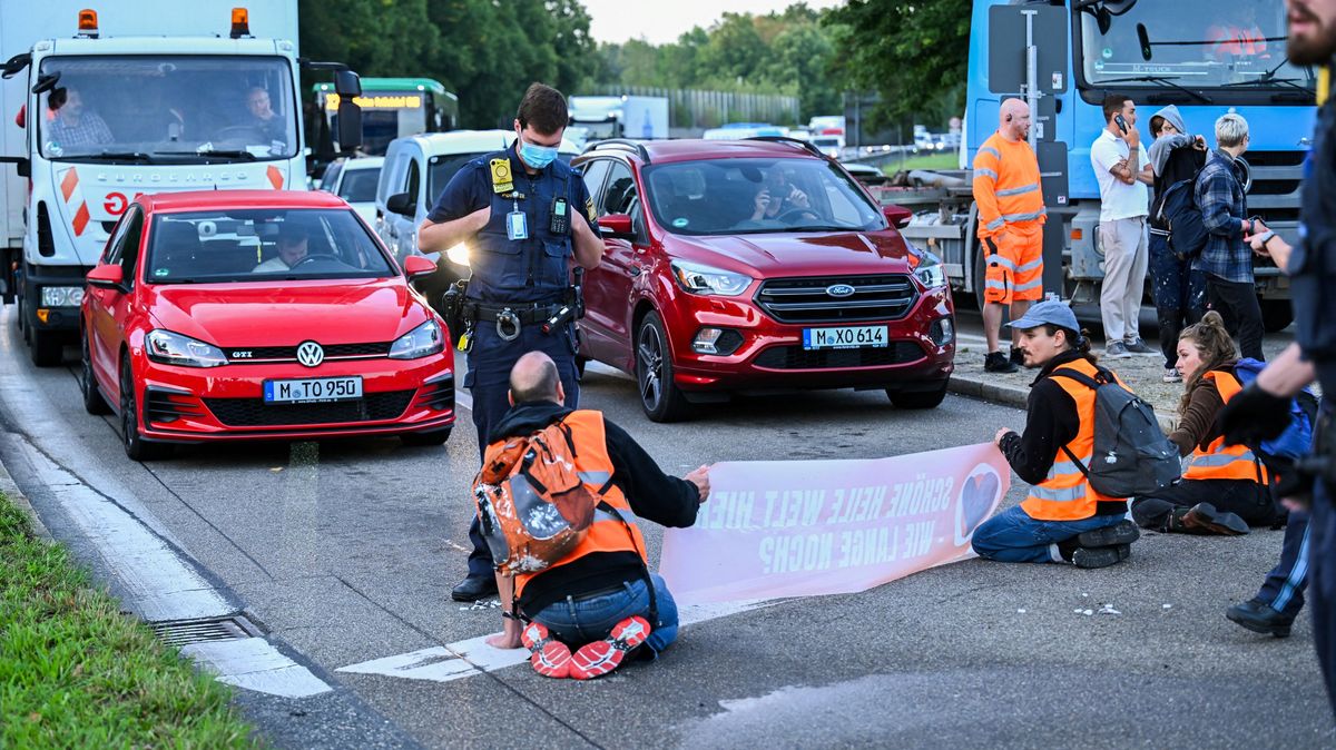 Řidič v Mnichově dal extremistovi přilepenému k silnici facku, vyšetřuje ho policie